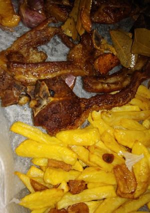 Foto principal de Chuletas de cordero mallorquín fritas con ajos, laurel, oliva virgen