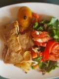 Matambrito de cerdo al horno, con ensalada