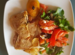 Una foto de Matambrito de cerdo al horno, con ensalada