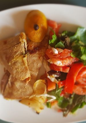 Una foto de Matambrito de cerdo al horno, con ensalada