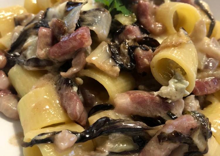 Mezze maniche radicchio
Pancetta affumicata e gorgonzola