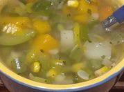 Una foto de sopa de verduras