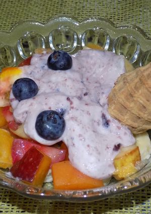 Una foto de Ensalada de frutas con salsa de queso crema