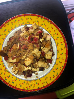 Una foto de Tofu con quinoa y verduras