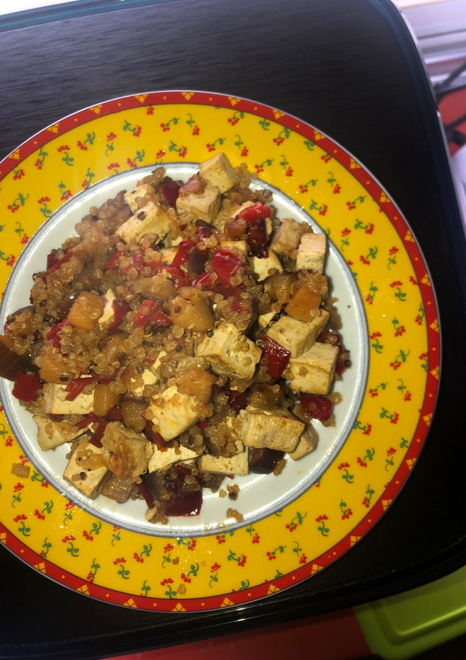 Una foto de Tofu con quinoa y verduras