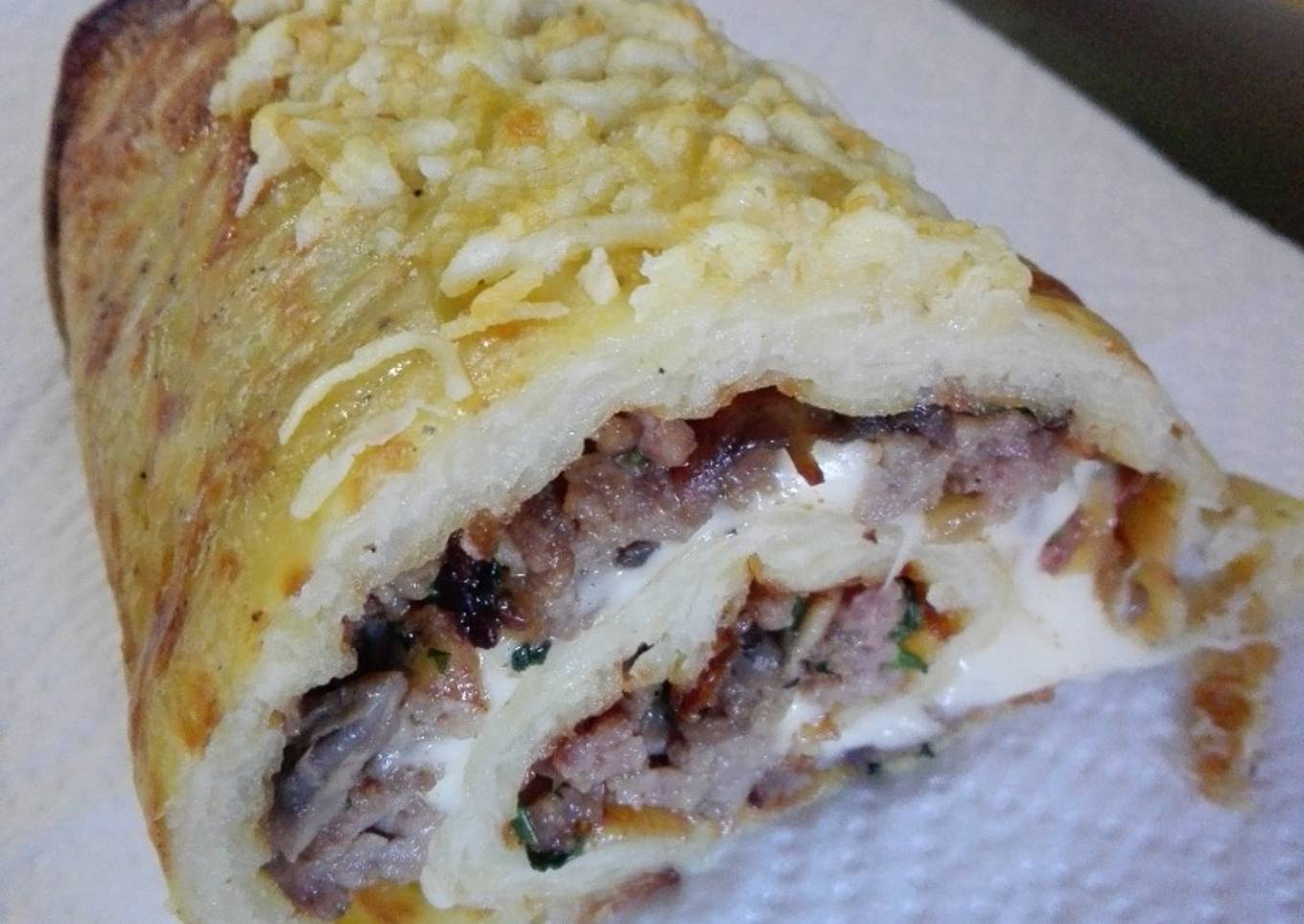 Rollo de patata al horno relleno de carne y champiñones