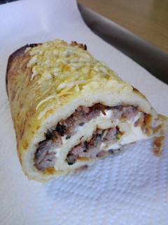 Una foto de Rollo de patata al horno relleno de carne y champiñones