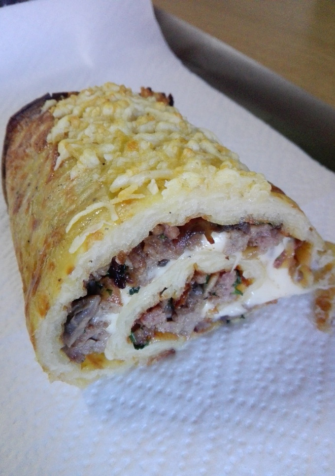 Una foto de Rollo de patata al horno relleno de carne y champiñones