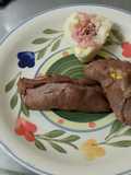 Arrolladitos de carne en parrigas con puré con queso y ensalada