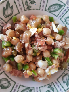 Una foto de Ensalada de garbanzos o trampó de garbanzos