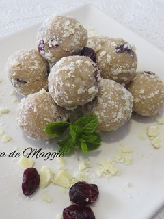 Una foto de Bombones de chocolate blanco y arándanos