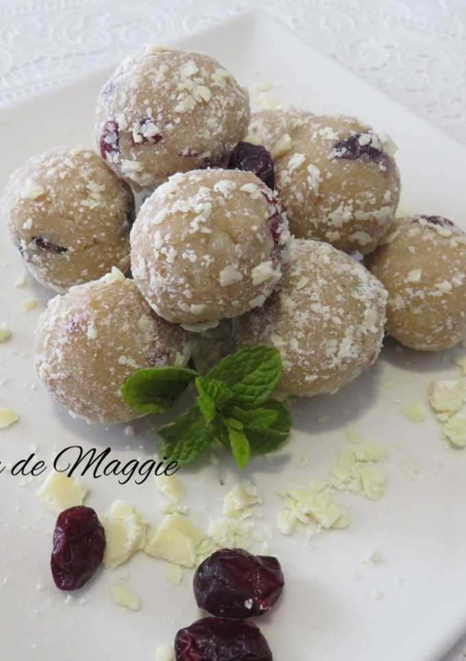 Una foto de Bombones de chocolate blanco y arándanos