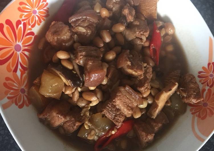 Pork stew with mushroom and nut
