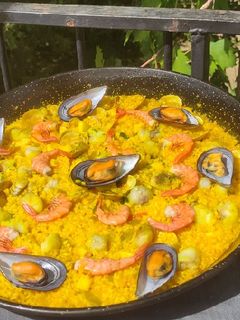 Una foto de Paella de pescado y marisco