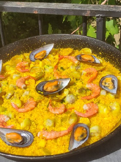 Una foto de Paella de pescado y marisco