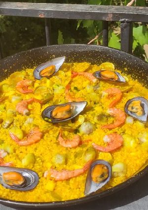 Una foto de Paella de pescado y marisco