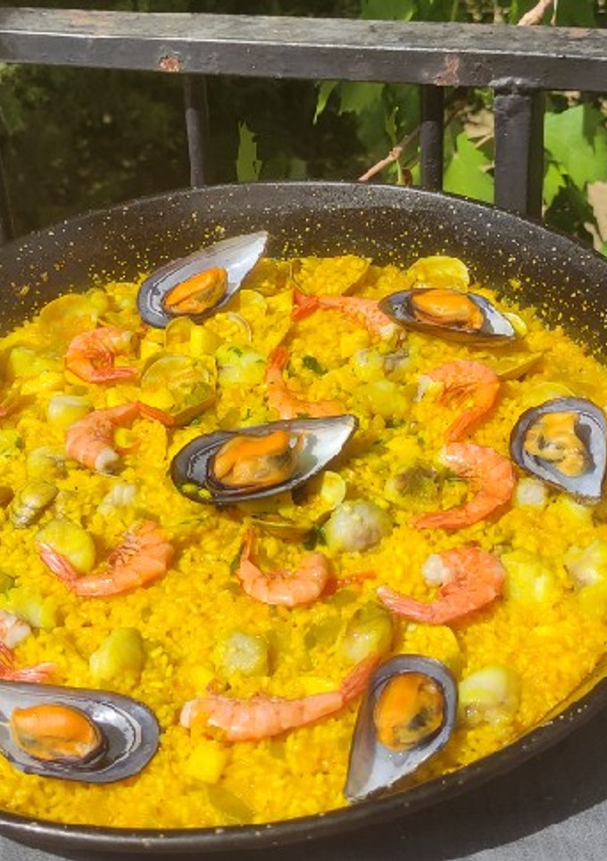 Una foto de Paella de pescado y marisco