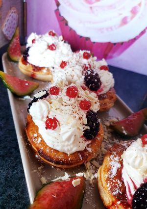 Une photo de Feuilletés aux pommes caramélisées et chantilly