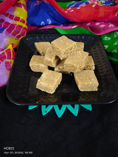 ગોળ પાપડી (Gol Papdi Recipe In Gujarati) રેસીપી મુખ્ય ફોટો