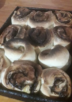 Una foto de Rollos de Canela, chocolate y banana