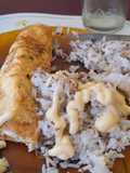 Omelette con queso semiblado y arroz con especias surtidas y mayonesa. Titulo: combinado de omelette