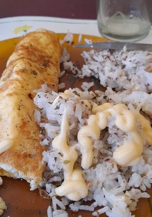 Una foto de Omelette con queso semiblado y arroz con especias surtidas y mayonesa. Titulo: combinado de omelette