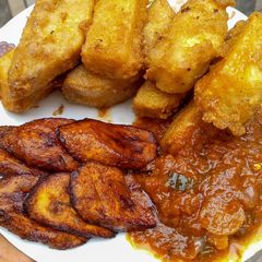 A picture of Yamaritta, plantain and sauce.