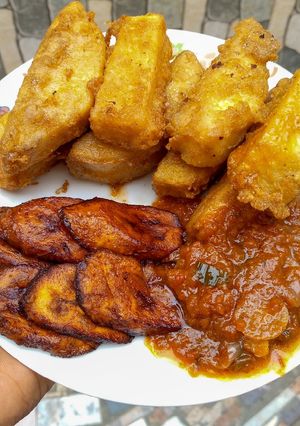 A picture of Yamaritta, plantain and sauce.