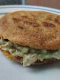 Arepa🫓🌽🌮 rellena de aguacate y pollo🥑🍗🫓