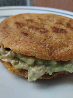 Una foto de Arepa🫓🌽🌮 rellena de aguacate y pollo🥑🍗🫓