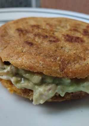 Una foto de Arepa🫓🌽🌮 rellena de aguacate y pollo🥑🍗🫓