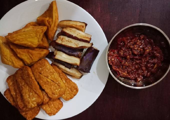 Ini dia! Bagaimana cara membuat Tahu Tempe Terong Sambel Penyet yang nikmat