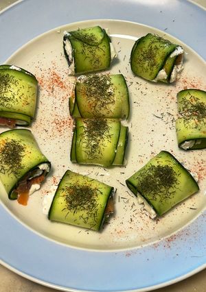 Foto di Involtini cetriolo Philadelphia e salmone affumicato