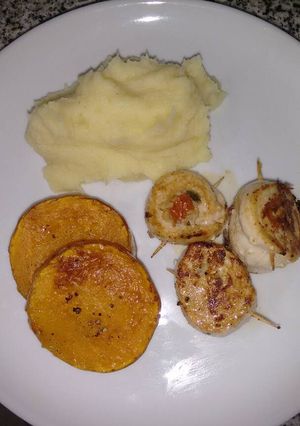 Una foto de Arrolladito de pollo con puré y zapallo asado !