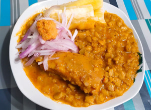 Una foto de Carapulcra con Yuca