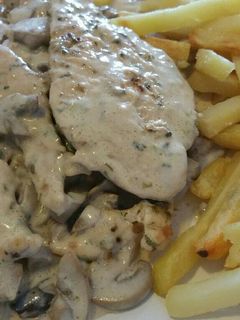 Una foto de Pollo con salsa de champiñones