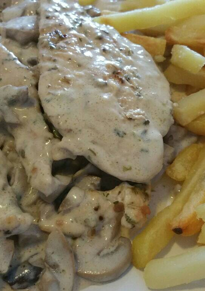 Una foto de Pollo con salsa de champiñones