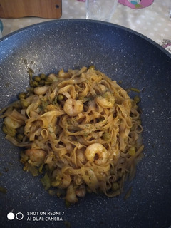 Una foto de Noodles de arroz con gambas, guisantes con un toque de curry