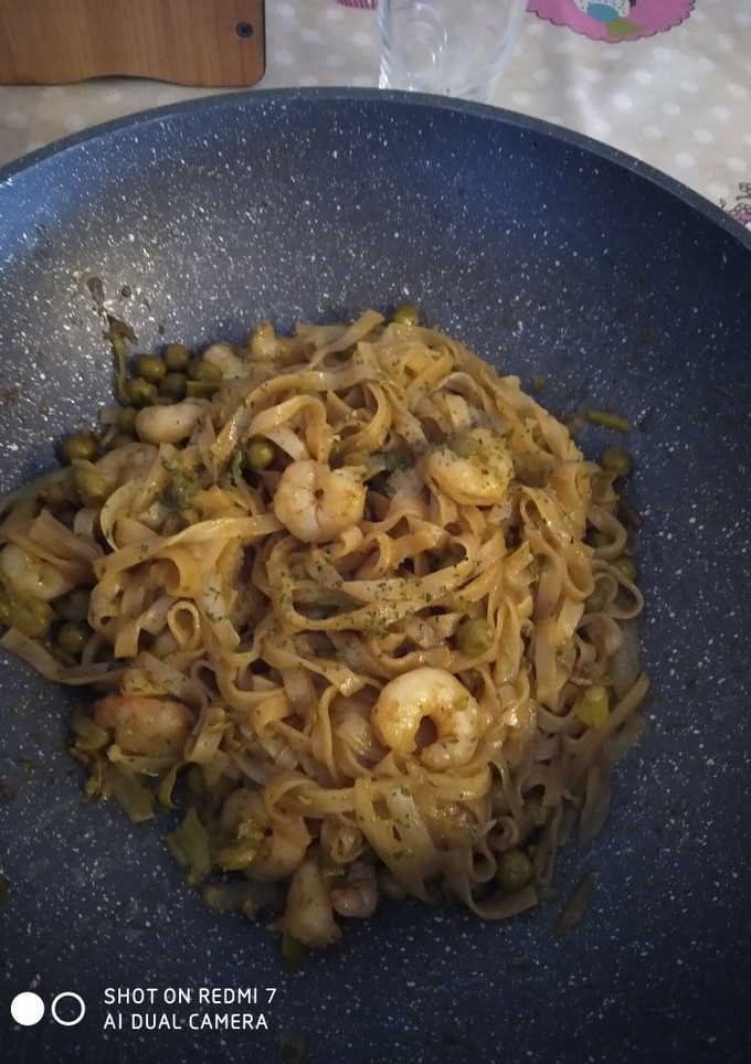 Una foto de Noodles de arroz con gambas, guisantes con un toque de curry