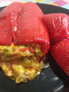 Una foto de Pimientos rellenos de pollo con un toque de comino