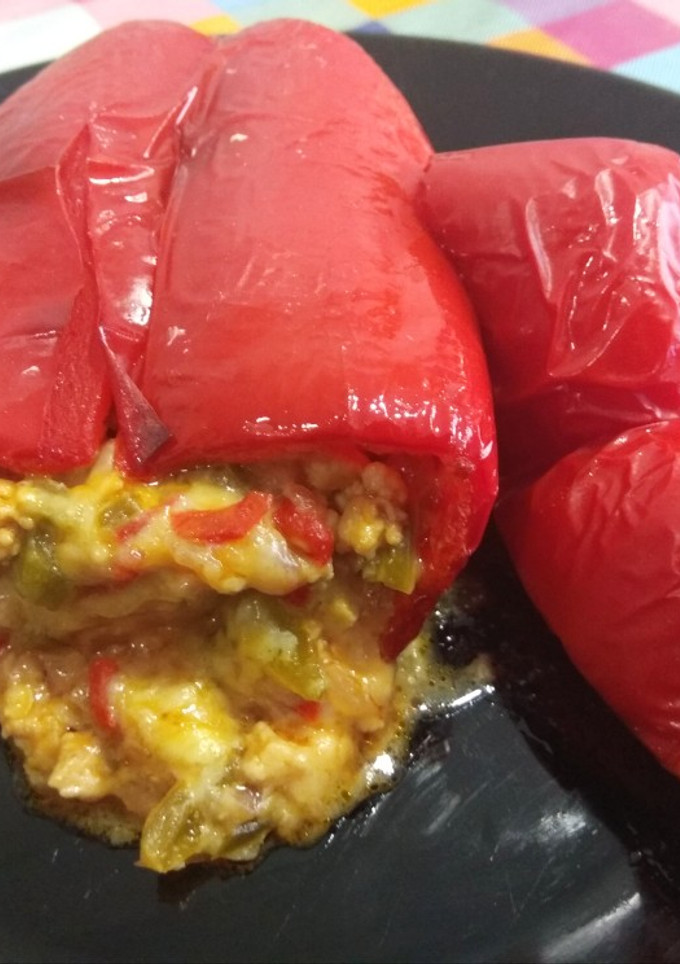 Una foto de Pimientos rellenos de pollo con un toque de comino