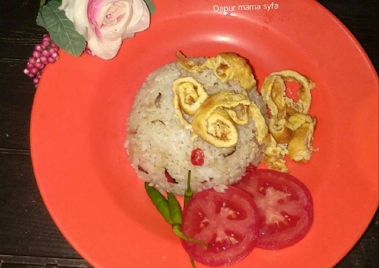 makanan Nasi goreng bumbu Iris yang mengenyangkan
