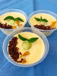Una foto de Helado de melón y melocotón en tarrinas