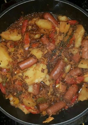 A picture of Minced meat served in sausages and potatoes.