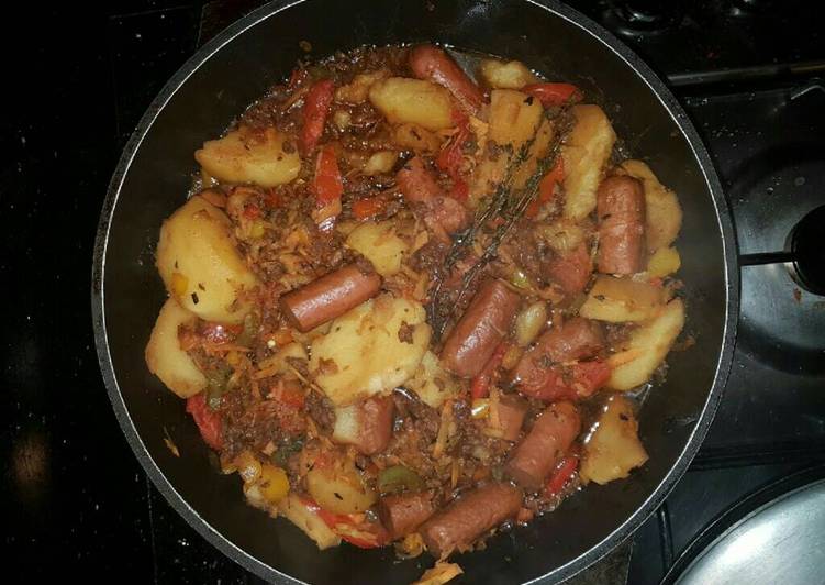 Minced meat served in sausages and potatoes