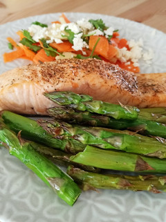 Una foto de Salmón con espárragos verdes en airfryer