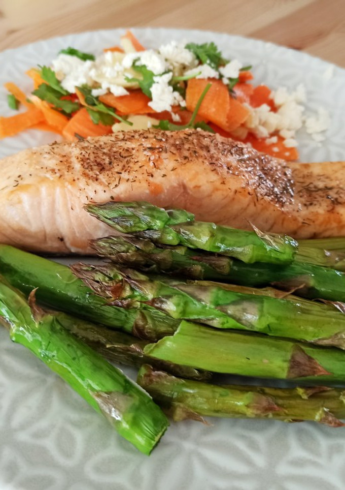 Una foto de Salmón con espárragos verdes en airfryer