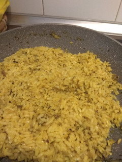 Una foto de Arroz con especias de acompañamiento