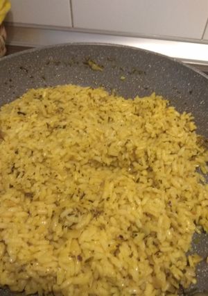 Una foto de Arroz con especias de acompañamiento