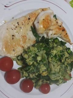 Una foto de Pollo a la plancha con revuelto de verduras y tomates cherry